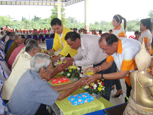 งานประเพณีรดน้ำผู้สูงอายุ 2553
