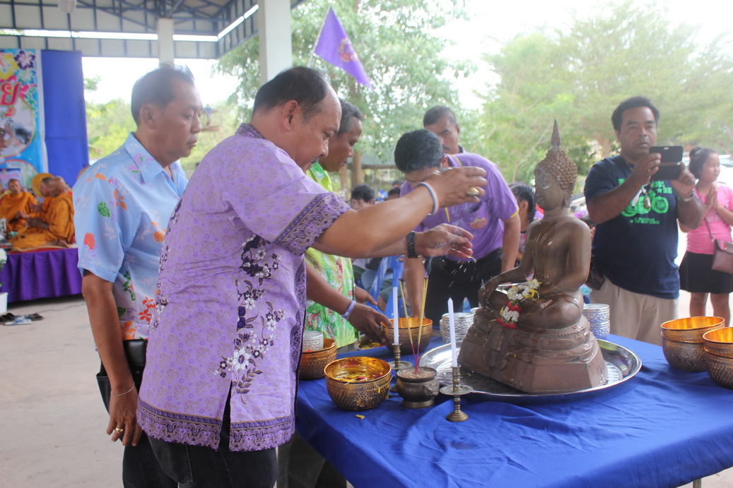 ประเพณีรดน้ำผู้สูงอายุ ปี 2558